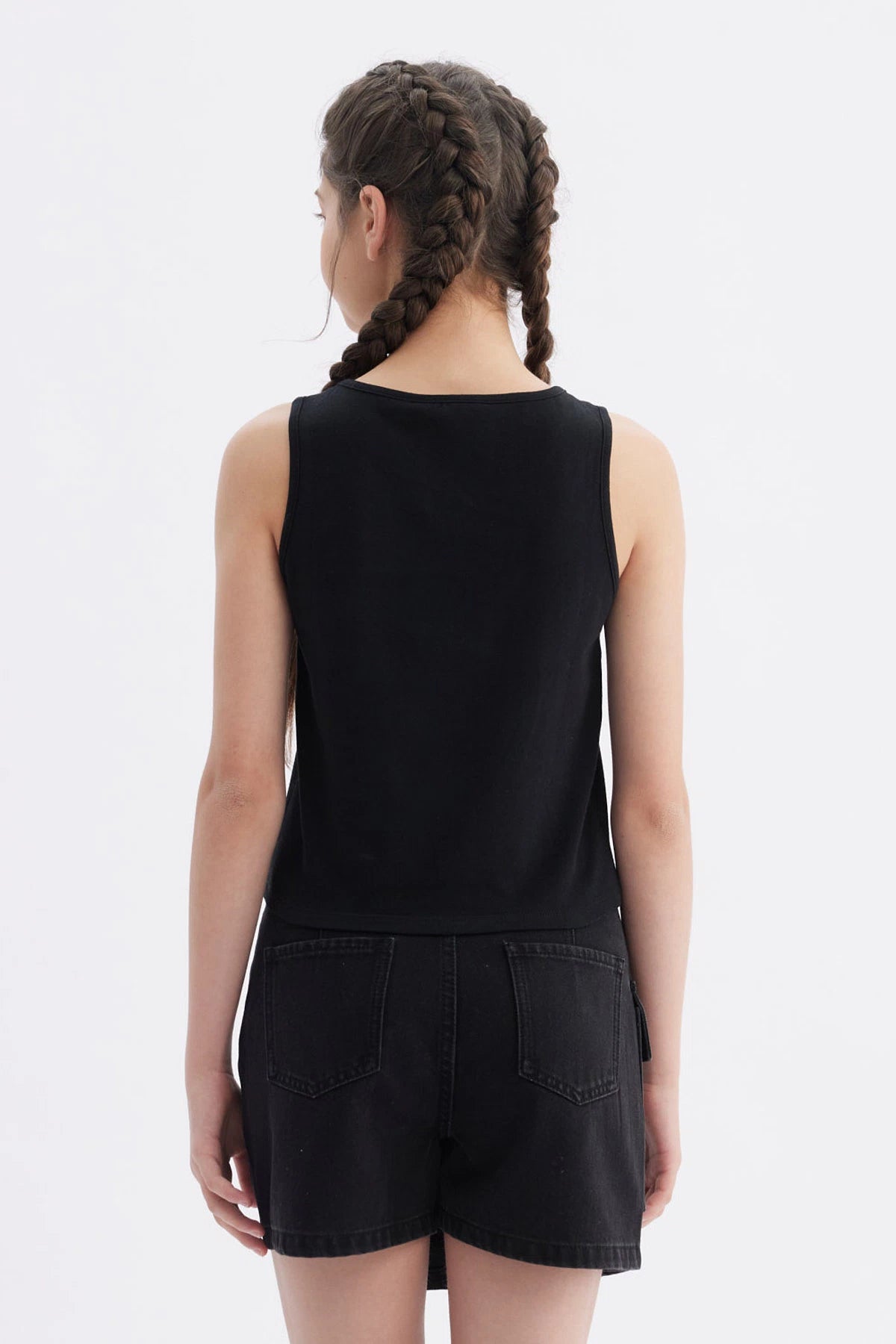 Polera negra para niña sin mangas con texto Cool Girl y corazones pequeños en el pecho estilo casual urbano