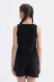 Polera negra para niña sin mangas con texto Cool Girl y corazones pequeños en el pecho estilo casual urbano