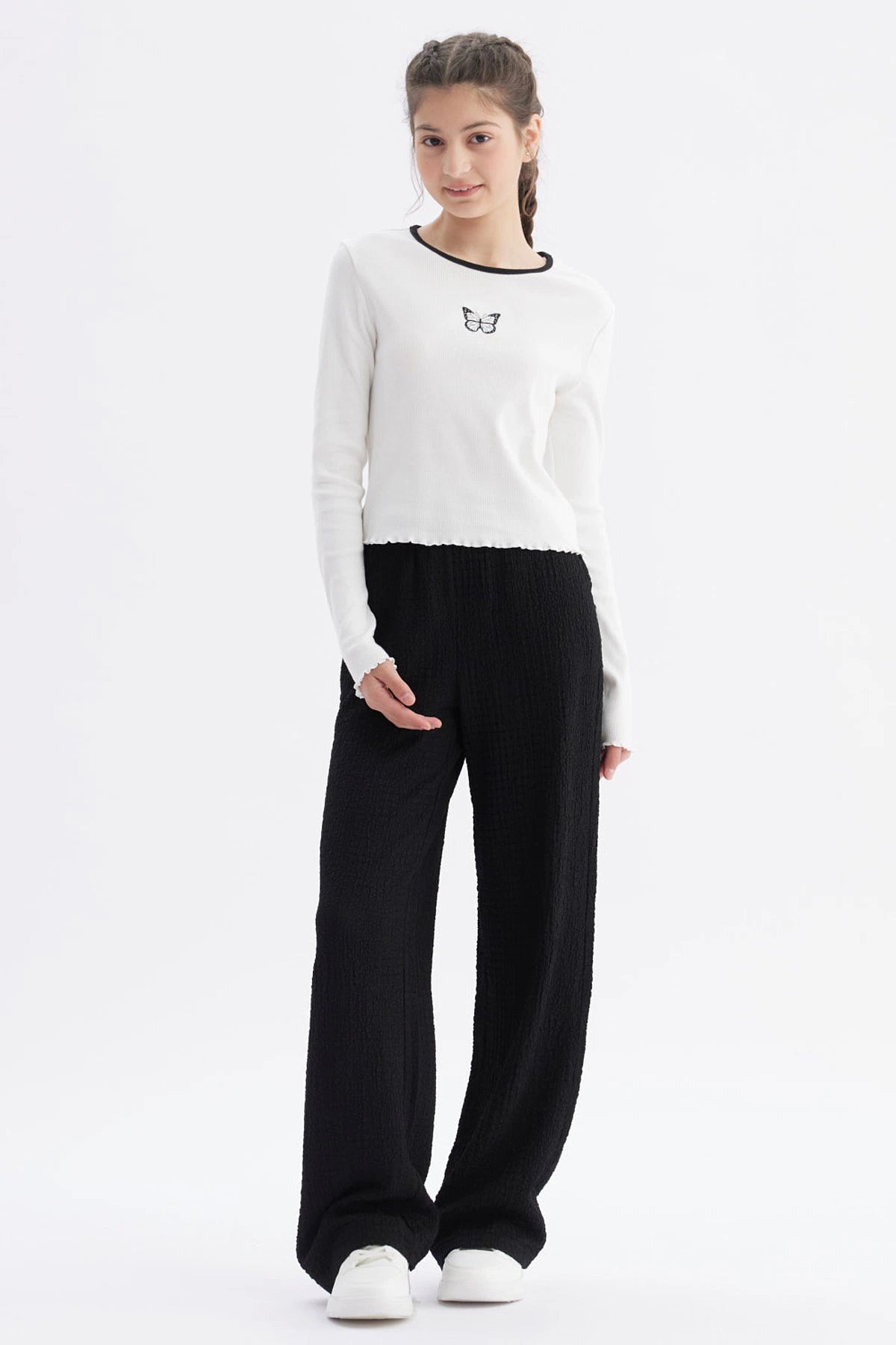 Pantalón niña wide leg negro con textura lisa y caída fluida ideal para un look casual y cómodo