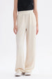 Pantalón beige de niña wide leg con textura visible sin estampa ideal para un look cómodo y casual