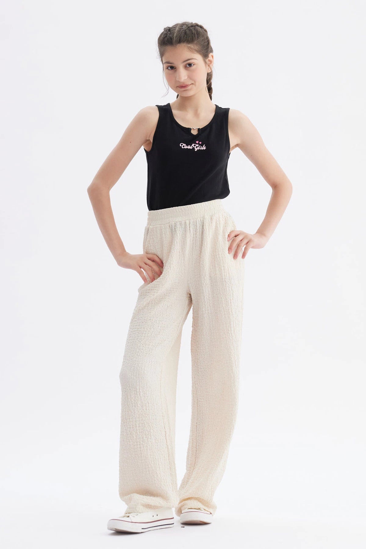 Pantalón niña wide leg beige textura lisa con cintura elástica y caída amplia hasta los tobillos