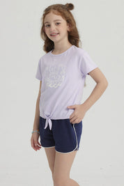Polera morada para niña con nudo en el frente y estampa de conchas y olas en el pecho estilo dibujo infantil