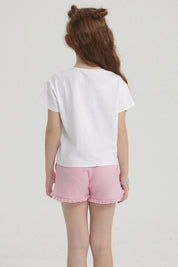 Polera blanca de niña con nudo frontal y estampado colorido que dice Sun Fun Girls con palmera pequeña al lado derecho