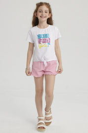 Polera blanca de niña con nudo frontal y estampado colorido que dice Sun Fun Girls con palmera pequeña al lado derecho