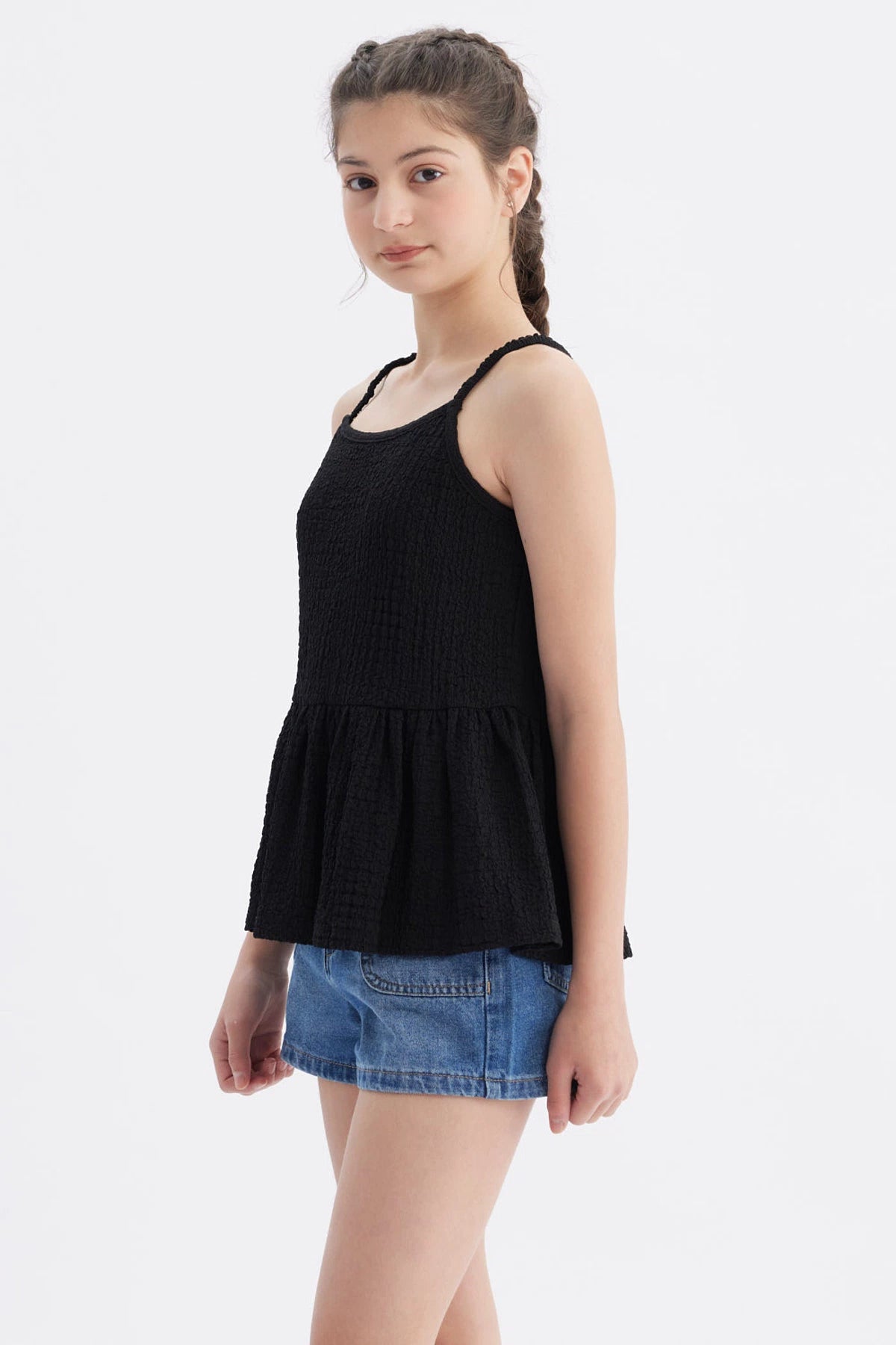 Polera peto negra para niña con textura lisa y tirantes delgados ideal para días cálidos