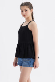 Polera peto negra para niña con textura lisa y tirantes delgados ideal para días cálidos