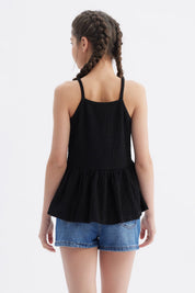 Polera peto negra para niña con textura lisa y tirantes delgados ideal para días cálidos