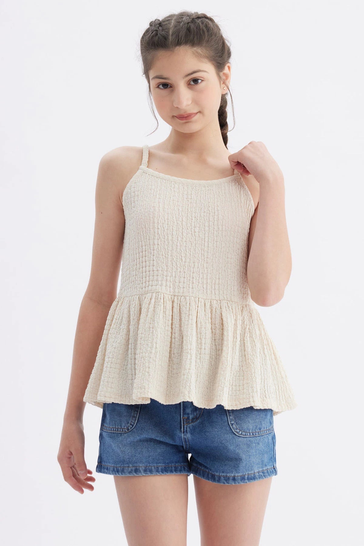 Polera peto beige para niña con textura acanalada sin estampa diseño liso ideal para verano y días soleados