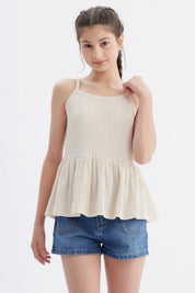 Polera peto beige para niña con textura acanalada sin estampa diseño liso ideal para verano y días soleados
