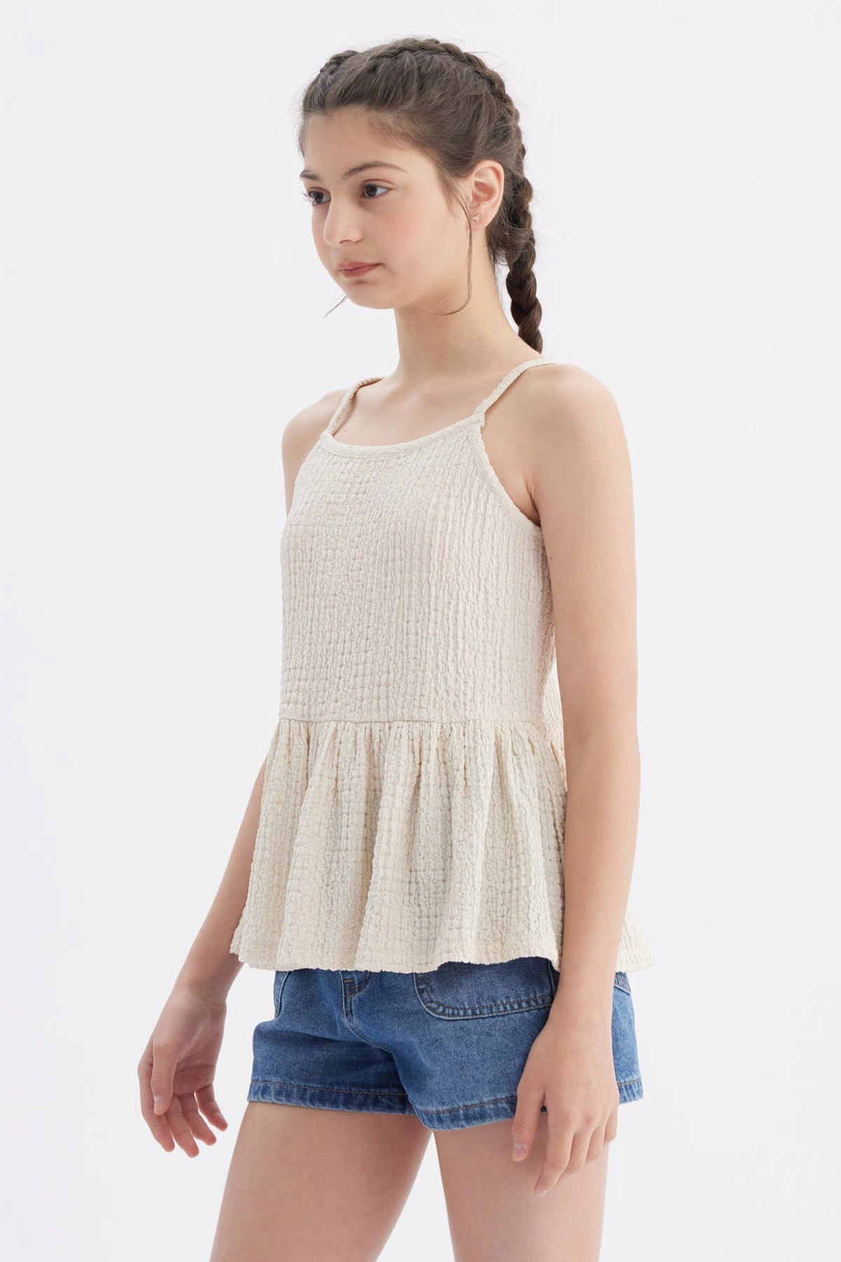 Polera peto beige para niña con textura acanalada sin estampa diseño liso ideal para verano y días soleados