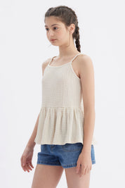 Polera peto beige para niña con textura acanalada sin estampa diseño liso ideal para verano y días soleados