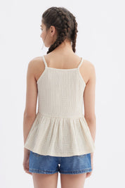 Polera peto beige para niña con textura acanalada sin estampa diseño liso ideal para verano y días soleados