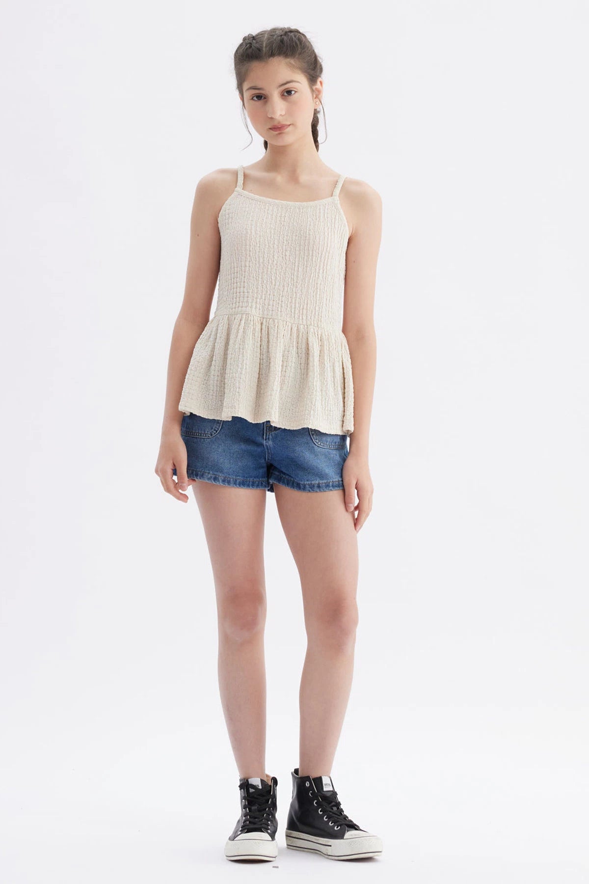 Polera peto beige para niña con textura acanalada sin estampa diseño liso ideal para verano y días soleados