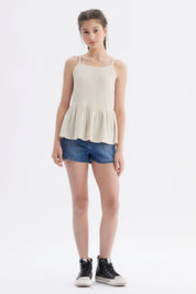 Polera peto beige para niña con textura acanalada sin estampa diseño liso ideal para verano y días soleados