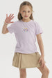 Polera lila de niña con diseño pequeño de gafas corazón y texto Fun Happy en el centro estilo gráfico colorido