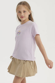 Polera lila de niña con diseño pequeño de gafas corazón y texto Fun Happy en el centro estilo gráfico colorido