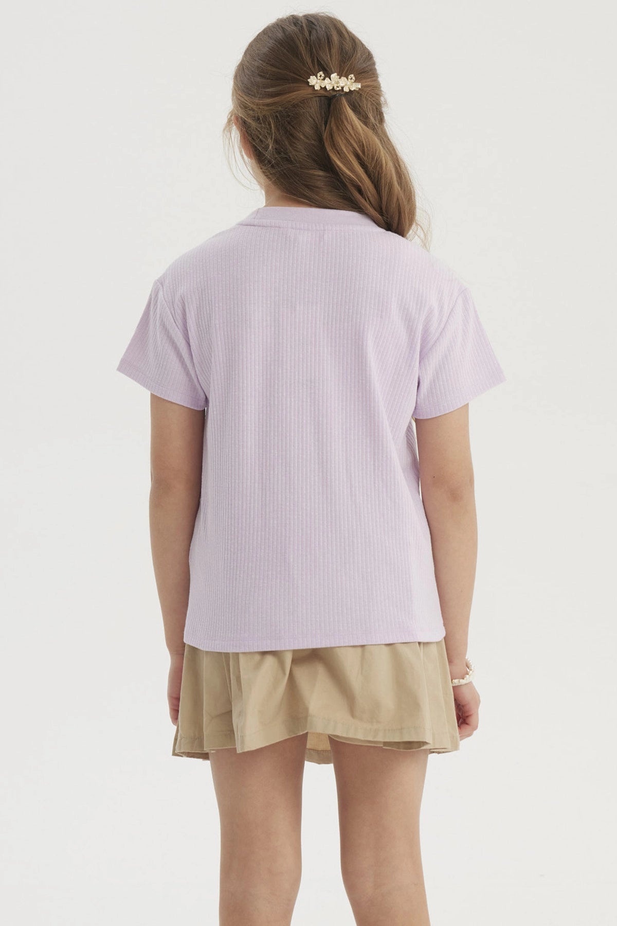 Polera lila de niña con diseño pequeño de gafas corazón y texto Fun Happy en el centro estilo gráfico colorido