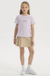 Polera lila de niña con diseño pequeño de gafas corazón y texto Fun Happy en el centro estilo gráfico colorido