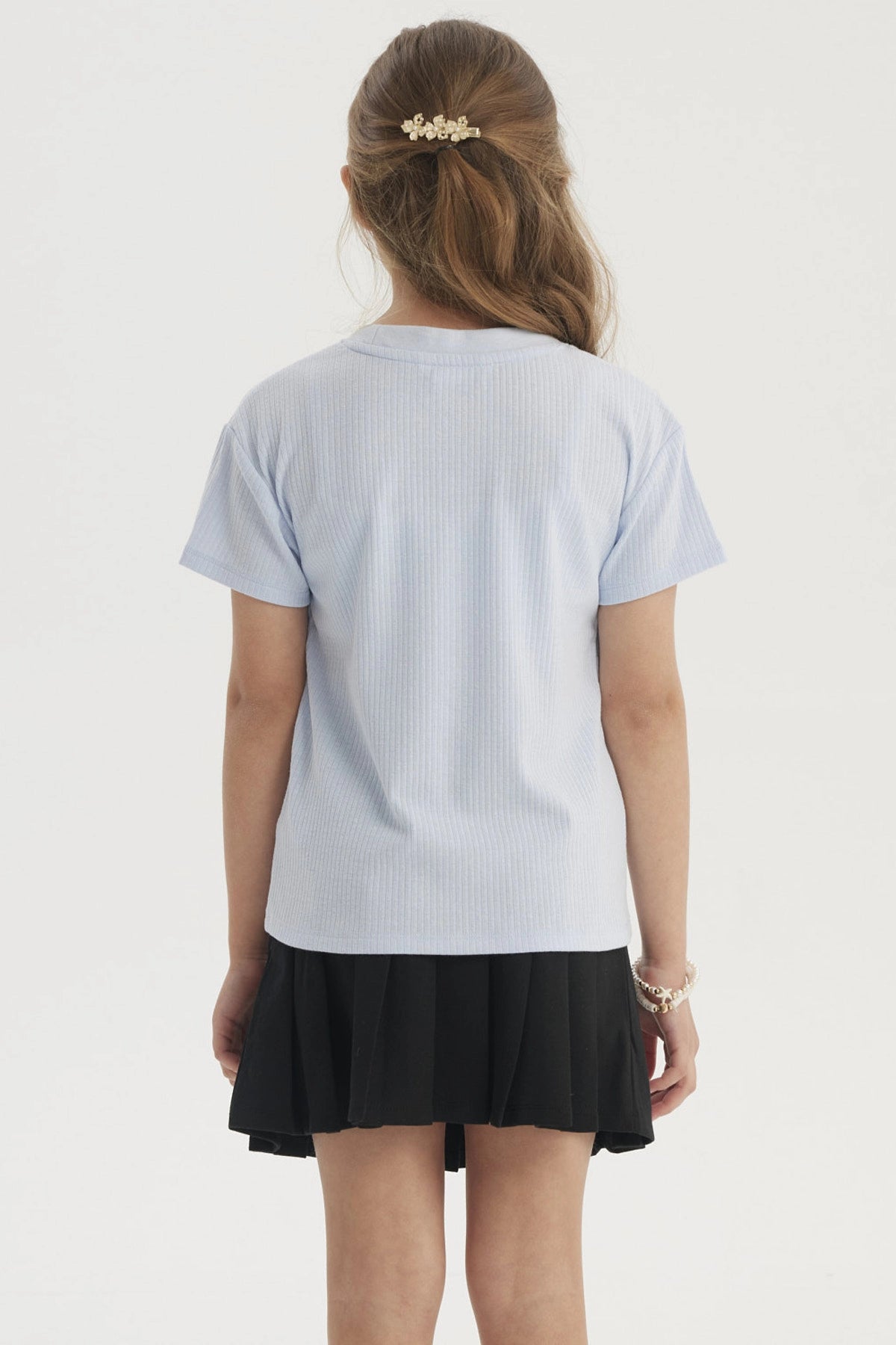 Polera celeste para niña con diseño de margaritas y texto Keep Smile en el pecho estilo casual y alegre