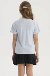 Polera celeste para niña con diseño de margaritas y texto Keep Smile en el pecho estilo casual y alegre
