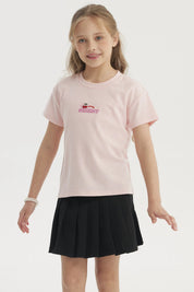 Polera niña rosada con estampado de cerezas y texto summer en el pecho estilo casual y cómodo sin estampados adicionales