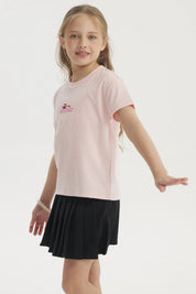 Polera niña rosada con estampado de cerezas y texto summer en el pecho estilo casual y cómodo sin estampados adicionales