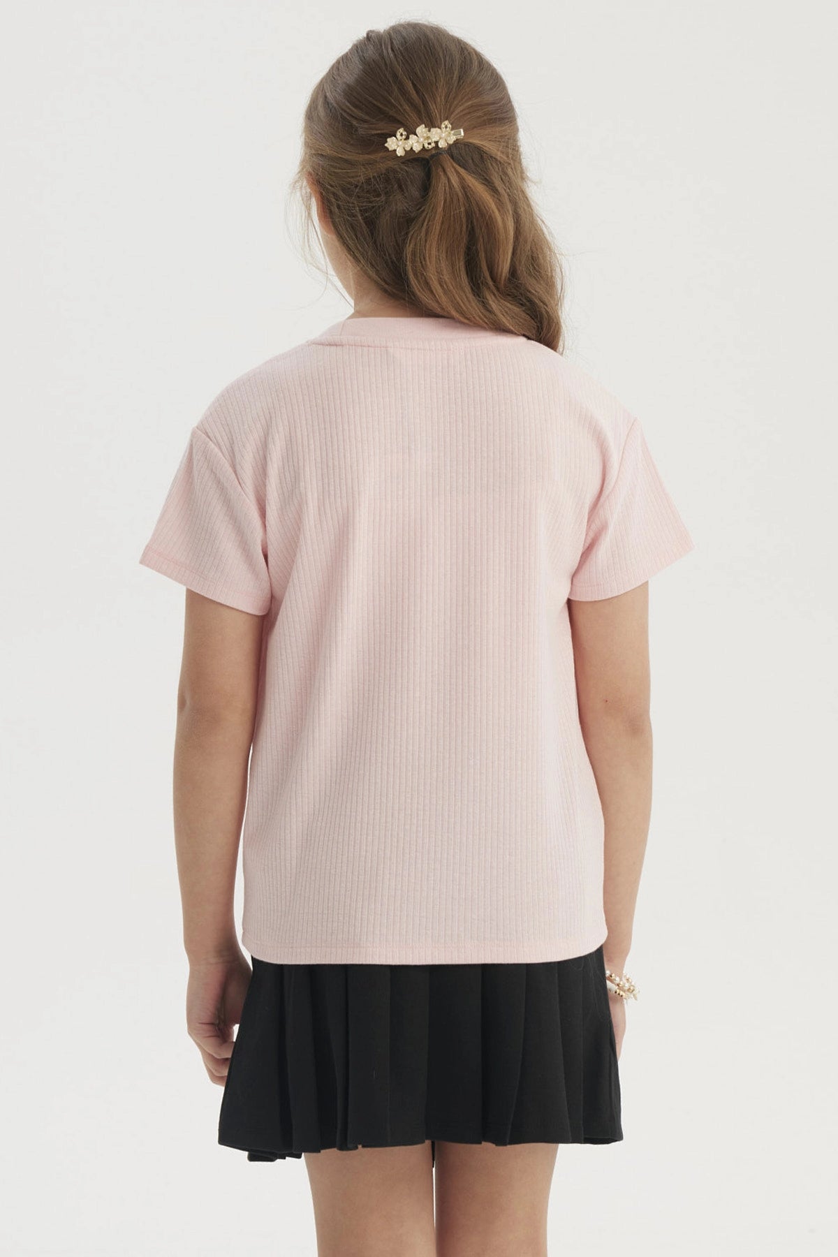 Polera niña rosada con estampado de cerezas y texto summer en el pecho estilo casual y cómodo sin estampados adicionales