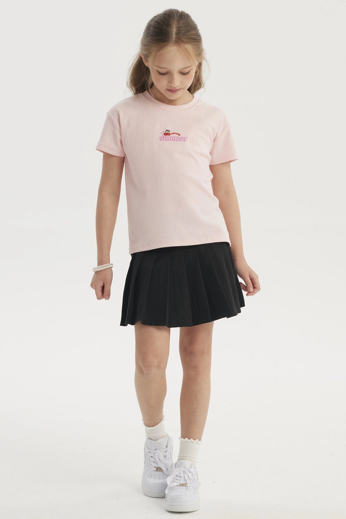Polera niña rosada con estampado de cerezas y texto summer en el pecho estilo casual y cómodo sin estampados adicionales