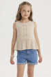 Polera beige para niña con cintas decorativas en el frente diseño liso sin mangas ajuste cómodo