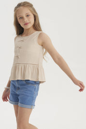 Polera beige para niña con cintas decorativas en el frente diseño liso sin mangas ajuste cómodo