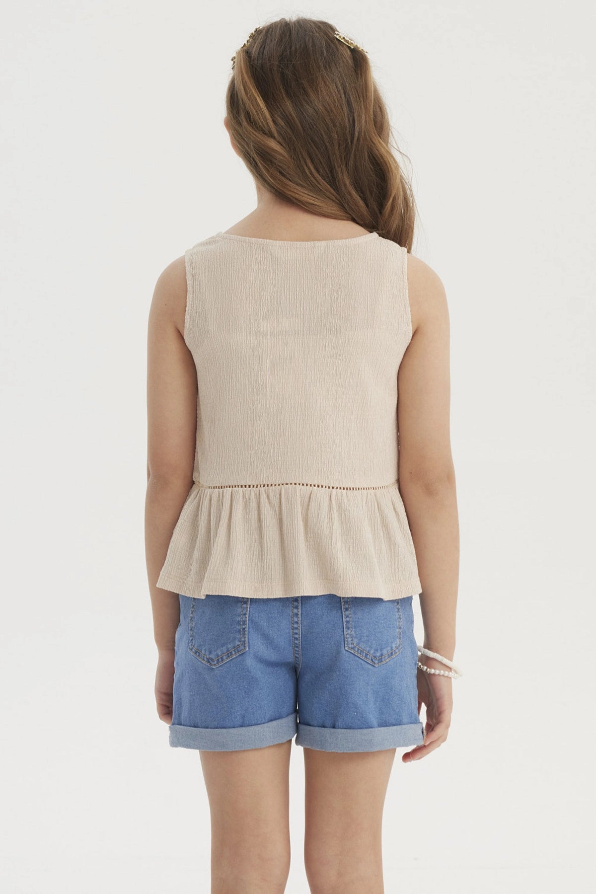 Polera beige para niña con cintas decorativas en el frente diseño liso sin mangas ajuste cómodo