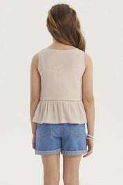 Polera beige para niña con cintas decorativas en el frente diseño liso sin mangas ajuste cómodo