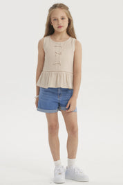Polera beige para niña con cintas decorativas en el frente diseño liso sin mangas ajuste cómodo
