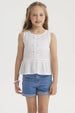 Polera blanca sin mangas para niña con cintas decorativas al frente y volante en el dobladillo diseño liso y elegante