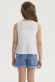 Polera blanca sin mangas para niña con cintas decorativas al frente y volante en el dobladillo diseño liso y elegante