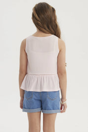 Polera niña rosada sin mangas con cintas decorativas en el frente y volantes en la cintura diseño liso