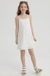 Vestido de niña tejido lila con tirantes delgados y diseño a rayas en tonos pastel