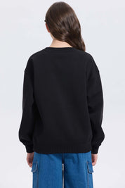 Polerón niña print básico negro con estampado frontal