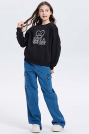 Polerón niña print básico negro con estampado frontal