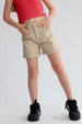 Short de niña beige con bolsillos y botón frontal visible