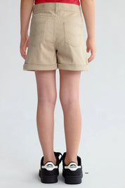 Short de niña beige con bolsillos y botón frontal visible
