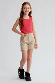 Short de niña beige con bolsillos y botón frontal visible