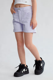Short de gabardina lila para niña con diseño básico y detalles en la cintura