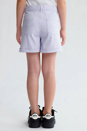 Short de gabardina lila para niña con diseño básico y detalles en la cintura