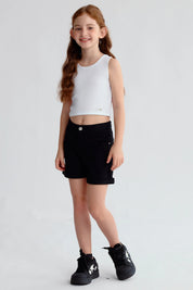 Short negro de gabardina para niña con dobladillo y botón plateado visible