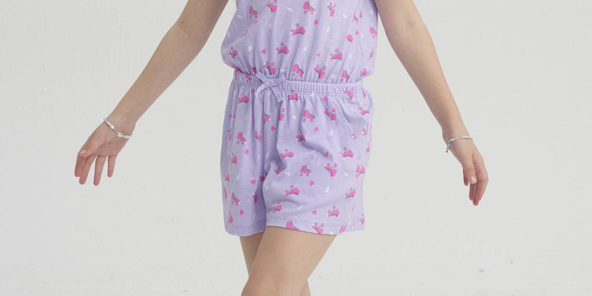 Enterito lila para niña con estampado de flamencos rosas pequeños y cinturilla elástica sin mangas