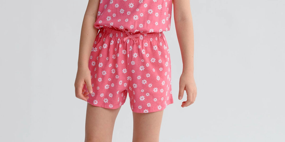 Enterito fucsia para niña con estampado de margaritas blancas y tirantes anchos