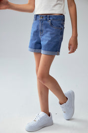 Short de niña azul denim con dobladillo doblado y bolsillos frontales visibles