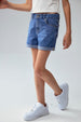 Short de niña azul denim con dobladillo doblado y bolsillos frontales visibles