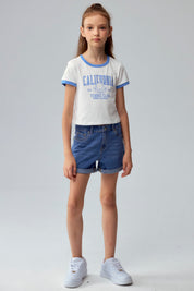 Short de niña azul denim con dobladillo doblado y bolsillos frontales visibles